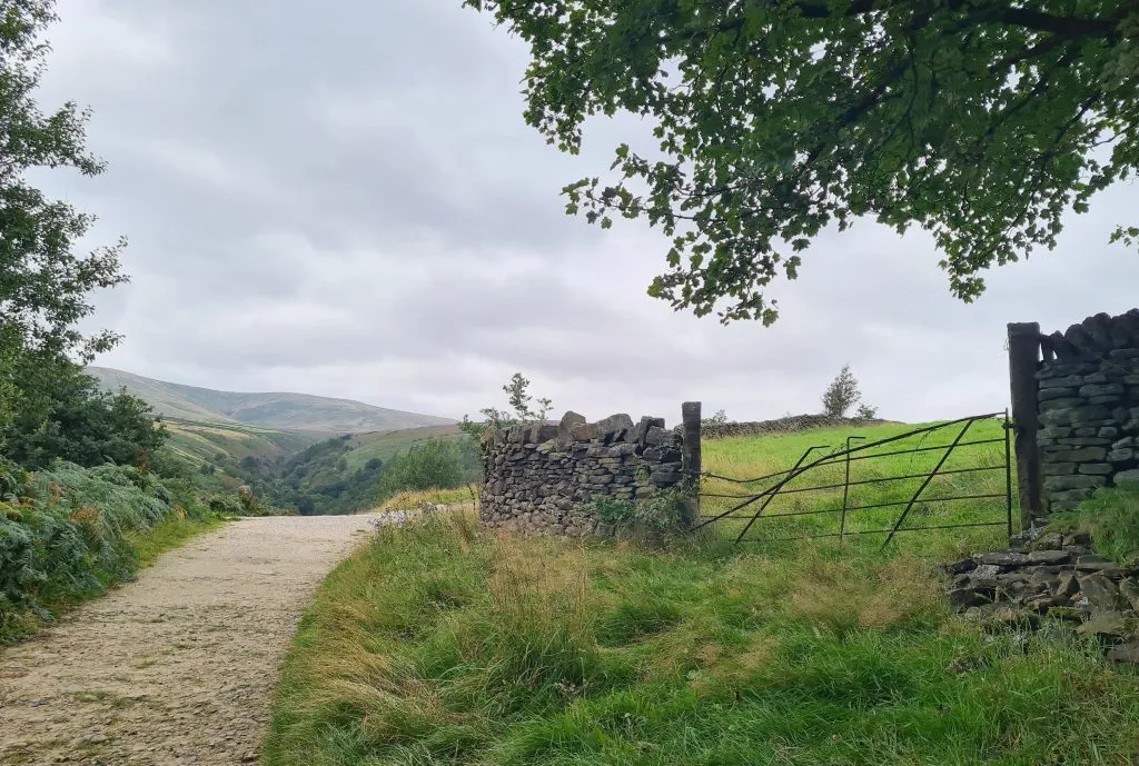 Path around Digley Reservoir (a circular walk in Holmfirth)