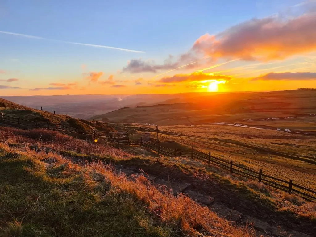 Mam Tor sunrise - best place for a sunrise in the Peak District - The Wandering Wildflower