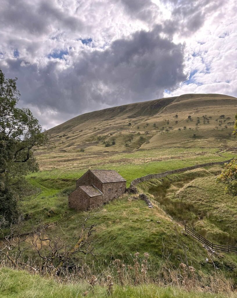 A barn on a hillside in the Peak District