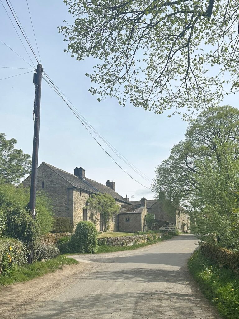 Pretty farmhouses in Abney